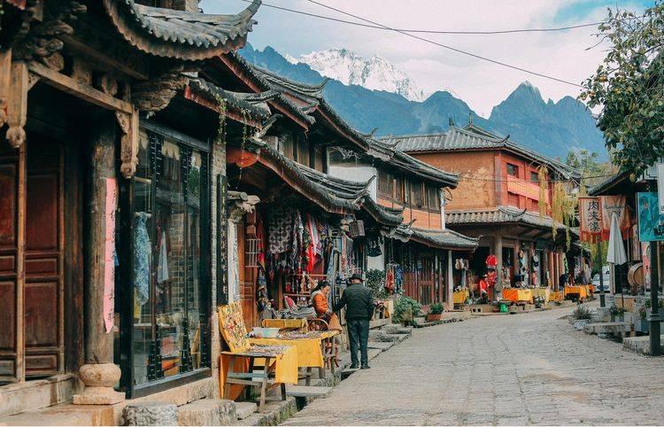 鲍峰庭走访慰问地级老同志和困难职工