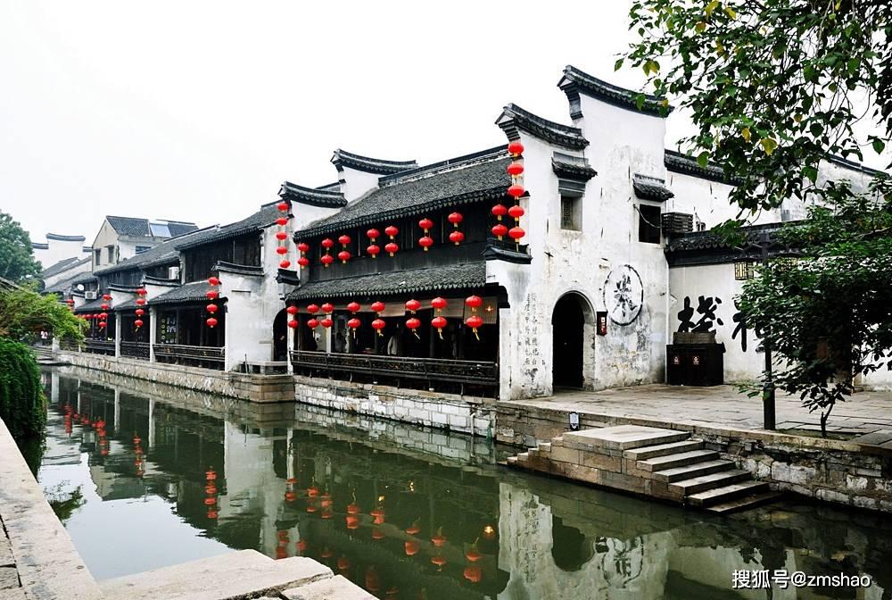江西赣州两商贩互扔草莓,目击者:比价起争执,有个商贩草莓扔完了